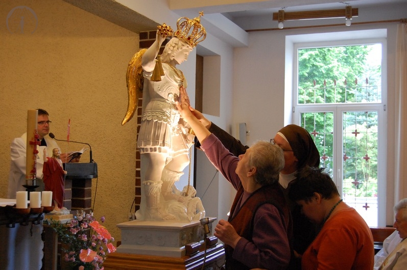 Kaplica w Domu Nadziei, Mieszkanki podchodzą i oglądają figurę Św. Michała Archanioła