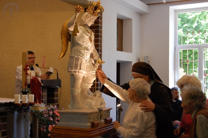 Kaplica w Domu Nadziei, Mieszkanki podchodzą i oglądają figurę Św. Michała Archanioła