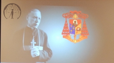 Wizerunek ks. kard. Stefana Wyszyńskiego wyświetlony na ekranie