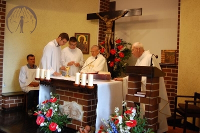 Msza Święta, przy Ołtarzu Pan Piotr, Pan Paweł, Pan Piotr, ks. Antoni i ks. Edward