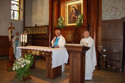 Sanktuarium Matki Bożej Bolesnej, przy ołtarzu ks. Alfred i ks. Antoni