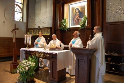 Msza Święta w Sanktuarium Matki Bożej Bolesnej, przy ołtarzu ks. Jan, ks. Antoni, ks. Alfred i ks. Tomasz