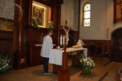 Msza Święta w Sanktuarium Matki Bożej Bolesnej, przy ołtarzu Pan Piotr i ks. Antoni