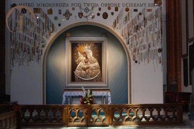 Obraz Ostrobramskiej Matki Miłosierdzia  wewnątrz Bazyliki Mniejszej Wniebowzięcia Najświętszej Maryi Panny w Białymstoku