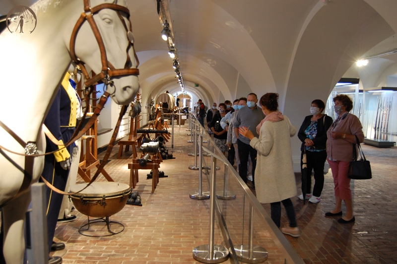 Wycieczka, Arsenał Muzeum Zamojskiego, Klubowicze zwiedzają ekspozycje 