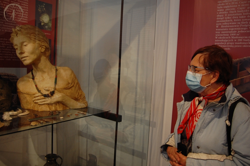 Wycieczka, Kamienica Ormiańska Muzeum Zamojskiego Pani Irena ogląda wystawę