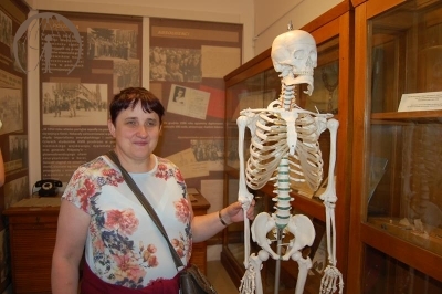 Muzeum Medycyny i Farmacji w Białymstoku, Pani Grażyna z pomocą naukową ludzkim szkieletem 
