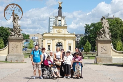 Część pielgrzymów na tle bramy wjazdowej do Pałacu Branickich w Białymstoku