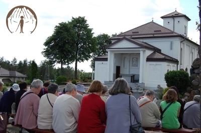 Pielgrzymi modlą się przed Sanktuarium Matki Bożej Bolesnej 