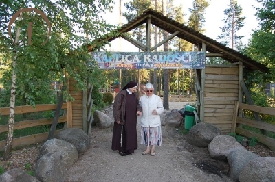 Sanktuarium Matki Bożej Bolesnej, s. Rufina i Pani Maria przed wejściem do Kaplicy Radości