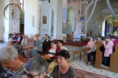 Kościół św. Antoniego w Sokółce, pielgrzymi modlą się przed Najświętszym Sakramentem
