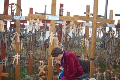 Sanktuarium Matki Bożej Bolesnej, Góra Krzyży, Pani Iwona całuje Krzyż zawieszony na Krzyżu Domu Nadziei