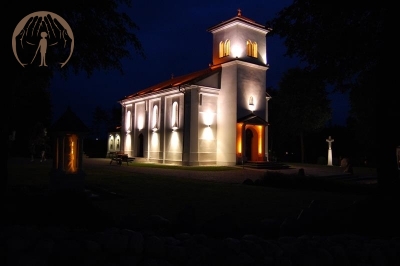 Sanktuarium Matki Bożej Bolesnej oświetlone w nocy