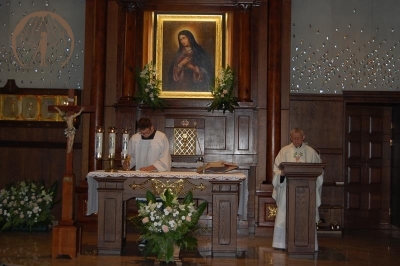 Sanktuarium Matki Bożej Bolesnej, Msza Święta, przy ołtarzu ks. Antoni i Pan Piotr