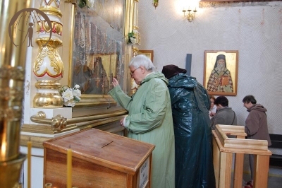 Wnętrze Prawosławnego Monastyru Zwiastowania Przenajświętszej Bogurodzicy w Supraślu, Pani Maria ogląda wota dziękczynne