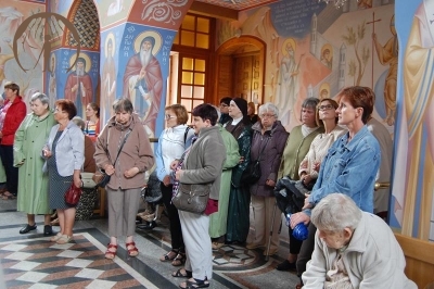  Wnętrze Prawosławnego Monastyru Zwiastowania Przenajświętszej Bogurodzicy w Supraślu, pielgrzymi słuchają historii opowiadanej przez brata Jana