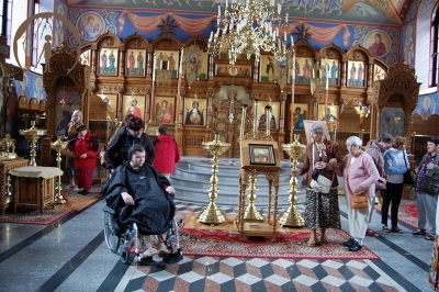  Pielgrzymi oglądają wnętrza Prawosławnego Monastyru Zwiastowania Przenajświętszej Bogurodzicy w Supraślu 