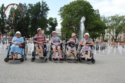 Mieszkanki na Placu Litewskim, w tle duża fontanna