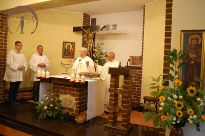 Msza Święta, przy ołtarzu ks. Juliusz i ks. Antoni w tle w prezbiterium stoją: Pan Piotr i Pan Piotr