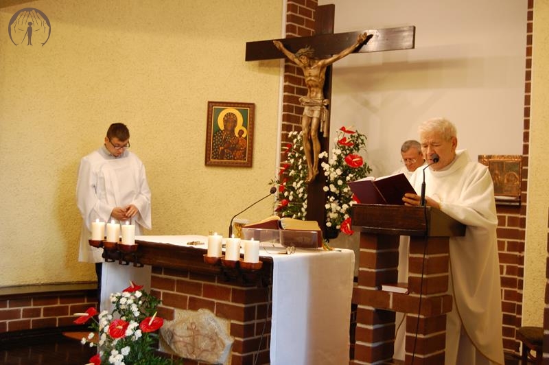 Kaplica Domu Nadziei, Msza Święta, czyta ewangelię ks. Juliusz, w prezbiterium stoją ks. Antoni i Pan Piotr