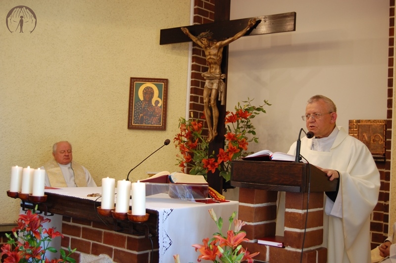 Kaplica w Domu Nadziei, Msza Święta, czyta ks. Antoni, w prezbiterium siedzi ks. Andrzej
