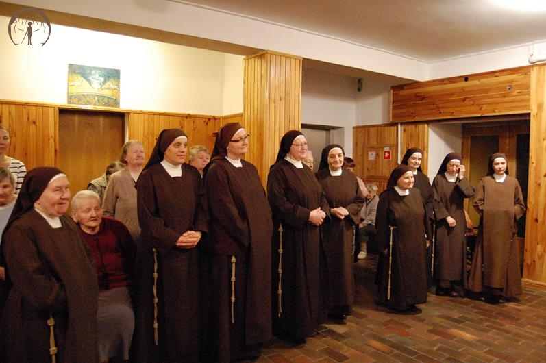Hol przed Kaplicą w Domu Nadziei, Siostry słuchają życzeń