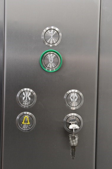 Oznaczenia przycisków w windzie budynku WTZ