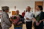 Jadalnia Domu Nadziei, Pani Maria, Pan Tomasz i Pani Beata składają podziękowania Pani Urszuli i wręczają kwiaty.