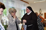 Jadalnia Domu Nadziei, Siostra Józefa składa życzenia Pani Urszuli i wręcza prezent.