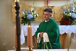 Kościół pw. Św. Apostołów Piotra i Pawła, przy ołtarzu ks. Paweł Jakubczak.
