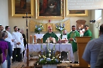 Kościół pw. Świętych Apostołów Piotra i Pawła w Kraśniczynie, powitanie nowego proboszcza. Przy ołtarzu bp. Artur Miziński.
