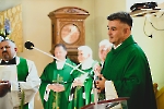 Powitanie nowego proboszcza w Parafii w Kraśniczynie, obok mównicy ks.  Paweł Jakubczak.