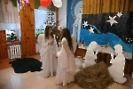 Świetlica Domu Nadziei, Jasełka pt Noc, która poszła nie tak, a jednak się udała, na scenie dziewczynki w przebraniu Aniołów
