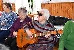 Świetlica Domu Nadziei, p. Maria gra na gitarze i śpiewa kolędy