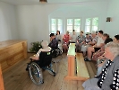 Kaplica Matki Bożej Anielskiej w Laskach, wspólna modlitwa przy sarkofagu bł. Matki Elżbiety Róży Czackiej