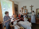 Zwiedzanie pokoju Ks. Tadeusza Fedorowicza w Laskach