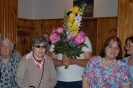 Hol przed Kaplicą, Pani Urszula, Pan Piotr za kwiatami oraz Pani Barbara w oczekiwaniu na złożenie życzeń