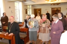 ks. abp Stanisław Budzik z mieszkankami i Siostrami w Kaplicy domu
