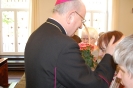 ks. abp Stanisław Budzik błogosławi mieszkance