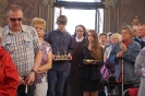 Uczniowie z s. Janą Marią z Ośrodka Szkolno-Wychowawczego w Laskach w procesji darów