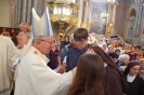 Ks. abp Stanisław Budzik błogosławi Uczniom i Siostrze z OSW w Laskch w procesji darów