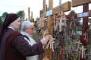 Sanktuarium Matki Bożej Bolesnej, Góra Krzyży, s. Rufina i Pani Maria dotykają Krzyży zawieszonych na Krzyży Domu Nadziei