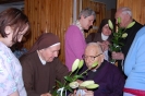 Pani Barbara z s. Weroniką wręczają ks. Marianowi kwiaty, w tle Pani Halina z s. Iwoną wręczają kwiaty ks. Edwardowi