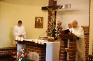 Kaplica Domu Nadziei, Msza Święta, czyta ewangelię ks. Juliusz, w prezbiterium stoją ks. Antoni i Pan Piotr