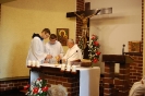 Kaplica Domu Nadziei, Msza Święta, Pan Paweł i Pan Piotr przy ołtarzu w służbie liturgicznej pomagają ks. Antoniemu