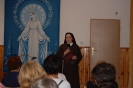 Siostra Rufina w świetlicy Domu Nadziei przybliża Gościom rys historyczny Dzieła Triuno
