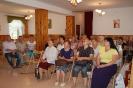 Goście w świetlicy Domu Nadziei słuchają prelekcji s. Rufiny