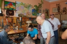 Pracownia rękodzieła w WTZ, Panowie rozmawiają z Uczestnikami