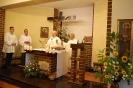 Msza Święta, przy ołtarzu ks. Juliusz i ks. Antoni w tle w prezbiterium stoją: Pan Piotr i Pan Piotr