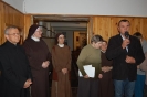 Hol przed kaplicą, Pan Piotr składa Siostrom życzenia w imieniu Wspólnoty Żułowa, obok stoją: ks. Antoni, Siostry i Mieszkanki